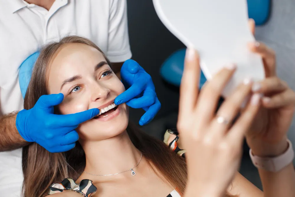 You are currently viewing Should you Get Dental Veneers or Composite Bonding? 