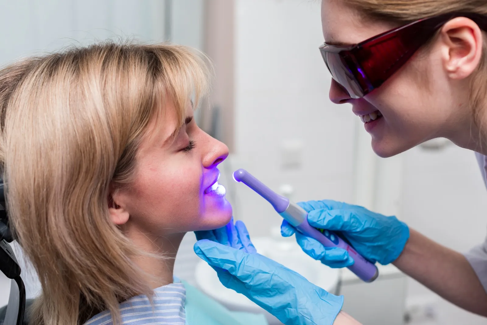 You are currently viewing Understanding Teeth Cleaning and Whitening: Causes of Teeth Discoloration in Adults 